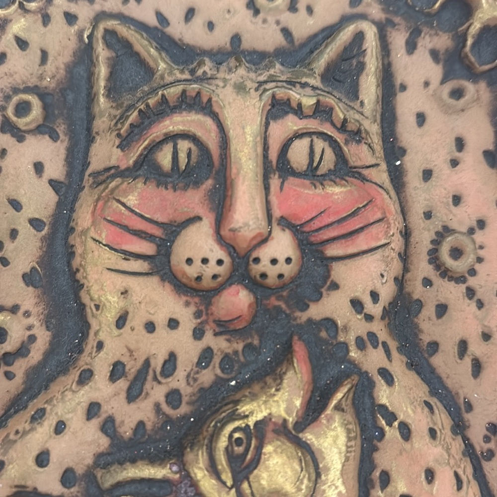 Vintage Barbara Sexton terracotta plaque, smiling cat w/fish, 8.5x 6.25 inches - Picture 4 of 6